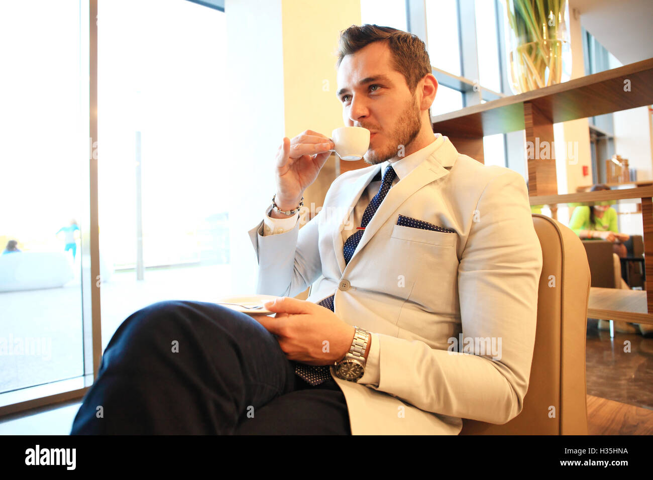 Porträt der schönen erfolgreichen Mann Kaffee trinken