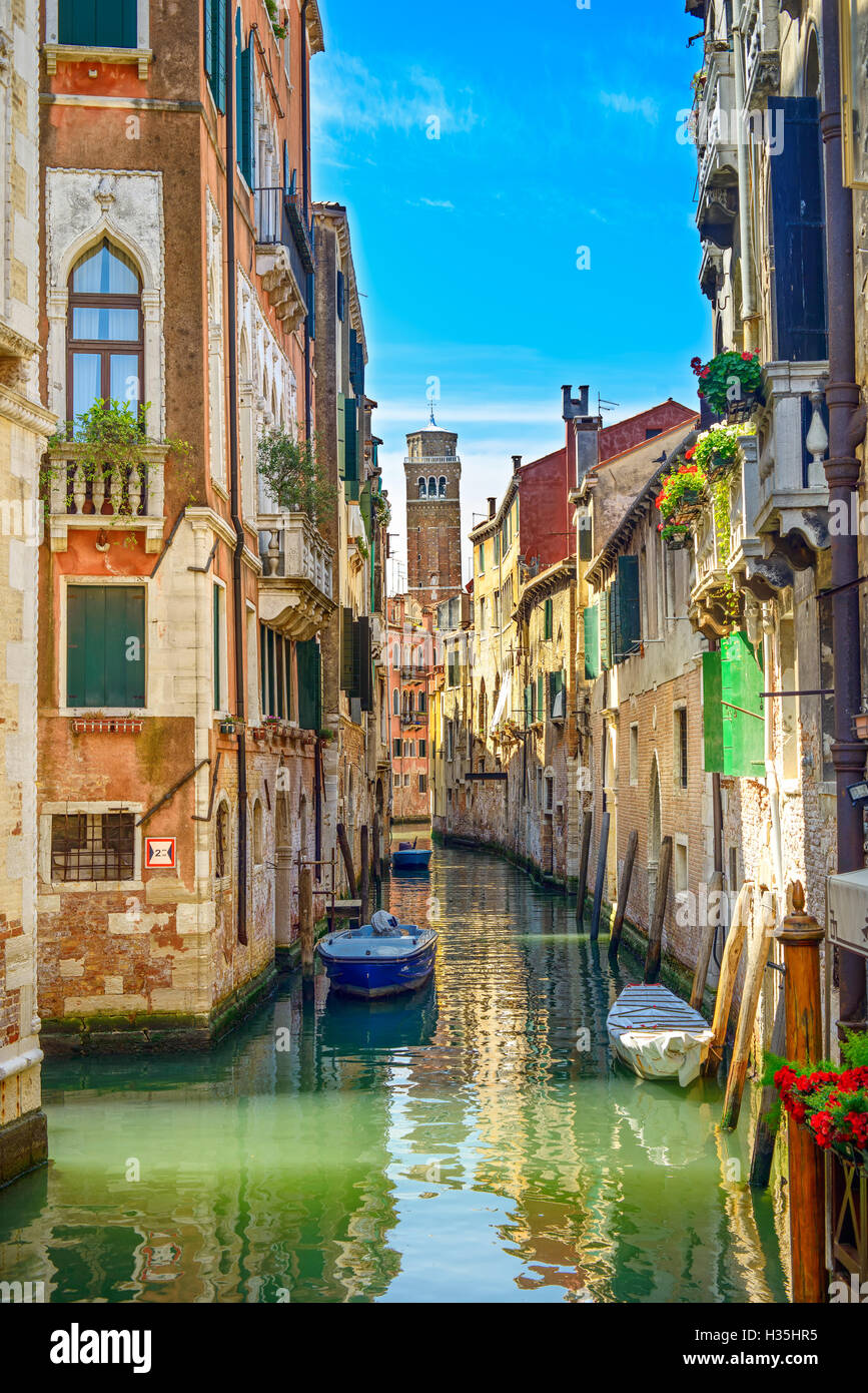 Venedig-Stadtbild, schmale Wasserkanal, Campanile Kirche auf Hintergrund und traditionellen Gebäuden. Italien, Europa. Stockfoto