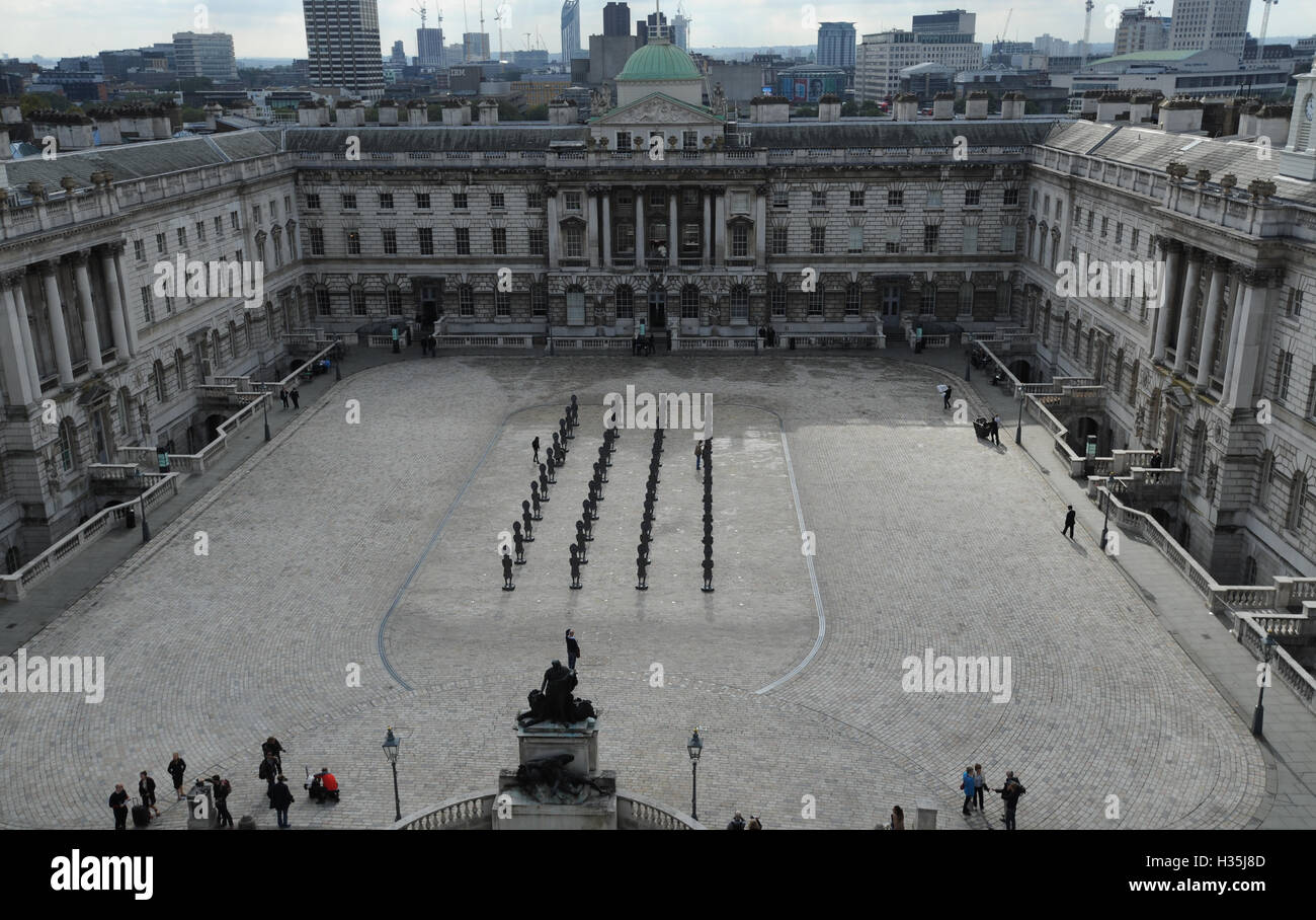 Die lebensgroße Armee von 40 maskiert afrikanische Figuren auf dem Display in der Edmond J Safra Brunnen Hof des Somerset House, central London, starten die die 01:54 Messe für zeitgenössische afrikanische Kunst. Stockfoto