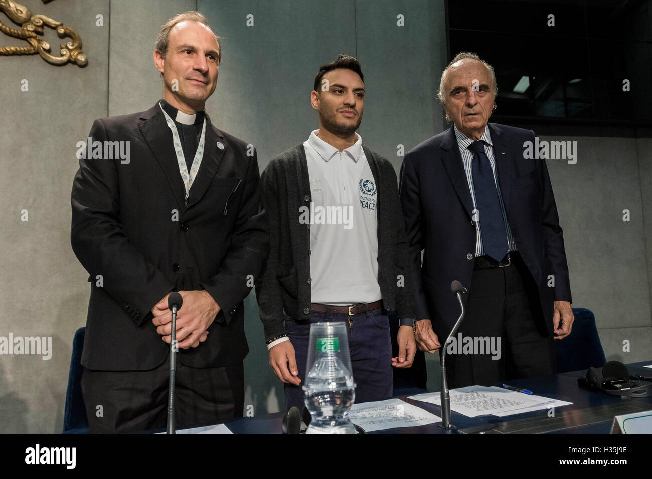 Pfr. Melchor Sanchez De Toca Y Alameda (L), Päpstlicher Rat für die Kultur-Staatssekretär, Kashif Siddiqi (C), Mitbegründer der "Football for Peace" Organisation und Mario Pescante (R), Vize Präsident des Olympischen Komitees, besuchen eine Pressekonferenz im Pressezentrum Vatikan, Vatikanstadt, Vatikan am 4. Oktober 2016. Der Vatikan wird Gastgeber der ersten "Sport in den Dienst der Menschheit" Konferenz mit Papst Francis geplant zur Teilnahme an der Eröffnungsfeier Mittwoch, 5. Oktober 2016, zusammen mit UN Generalsekretär Ban Ki-Moon und International Olympic Committee Präsident Thomas Bach Stockfoto