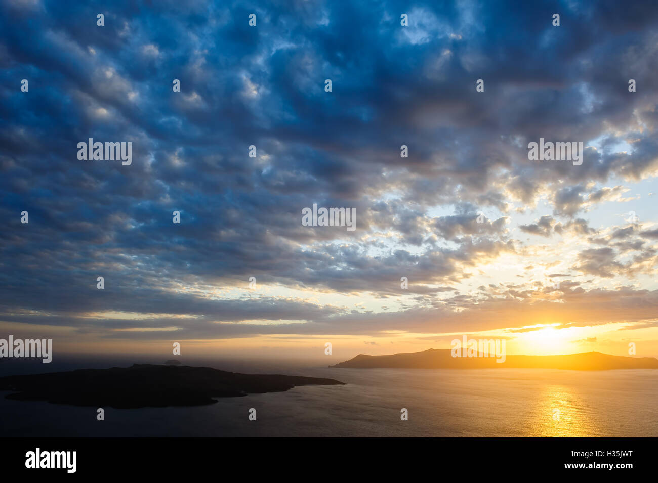 Dramatischen Sonnenuntergang über Santorini Caldera Meer Stockfoto