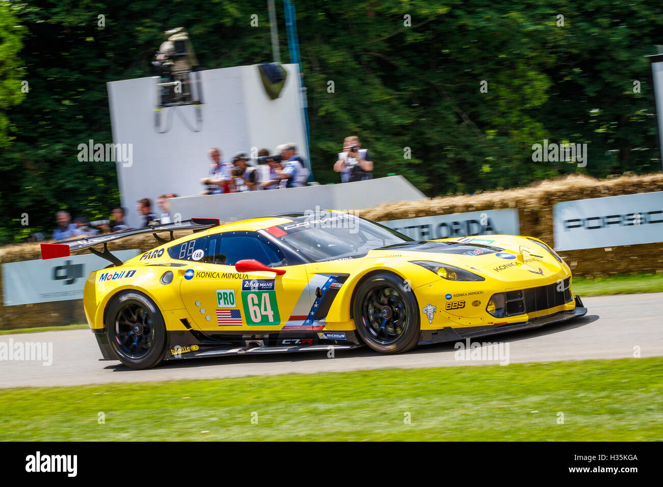 2016 Chevrolet Corvette C7. R mit Fahrer Mark Reuss auf der 2016 Goodwood Festival of Speed, Sussex, UK Stockfoto