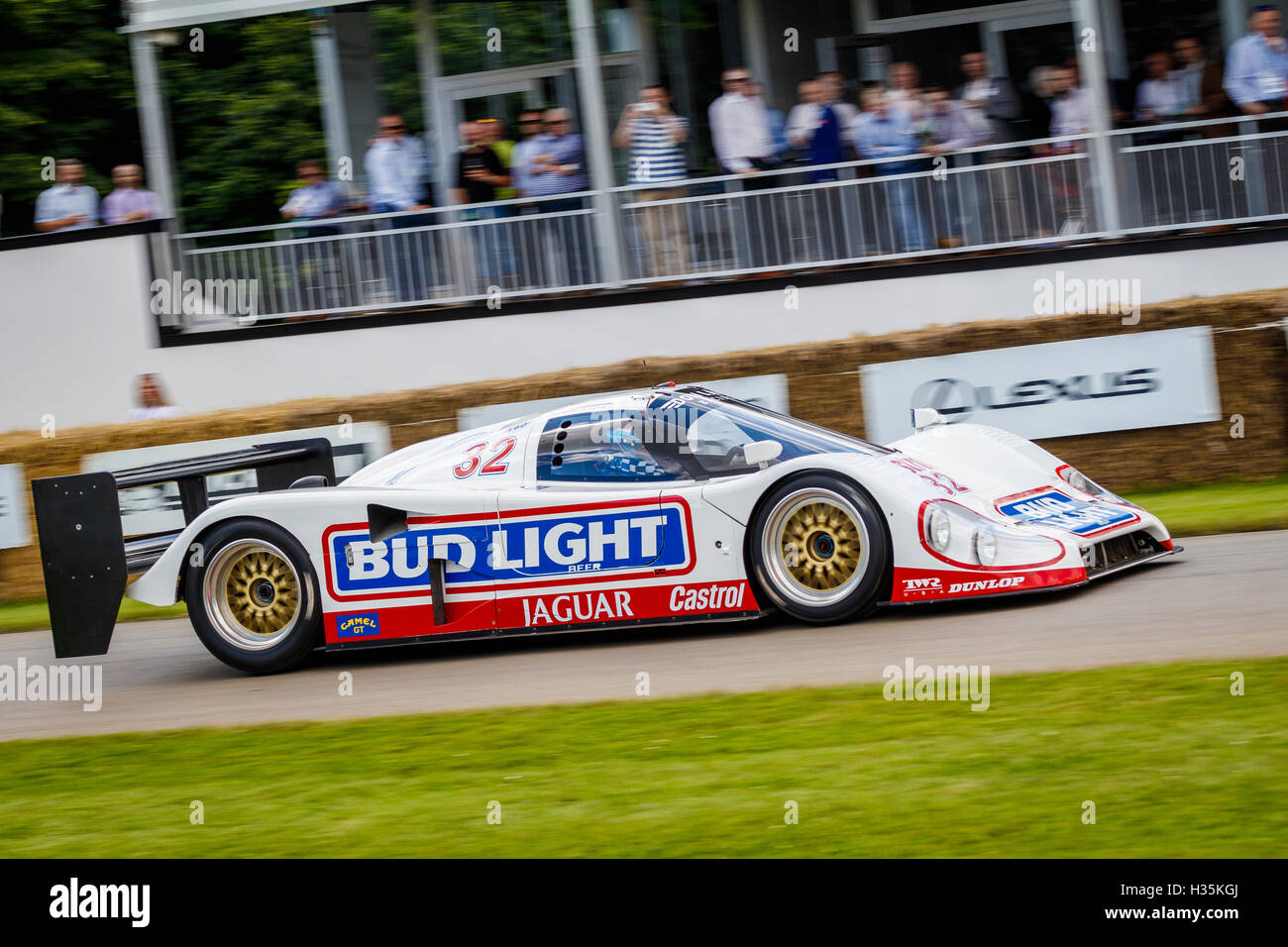 Jaguar XJR12D, Le-Mans-Sieger 1990 mit Fahrer Justin Law auf die 2016 Goodwood Festival of Speed, Sussex, UK Stockfoto