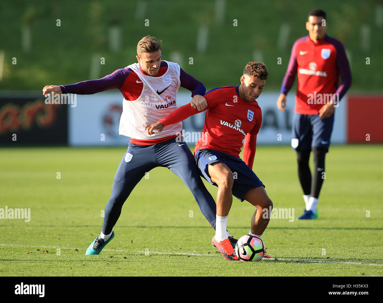 Jordan Henderson (links) und Alex Oxlade-Chamberlain während einer Trainingseinheit im St. Georges Park, Burton Englands. Stockfoto