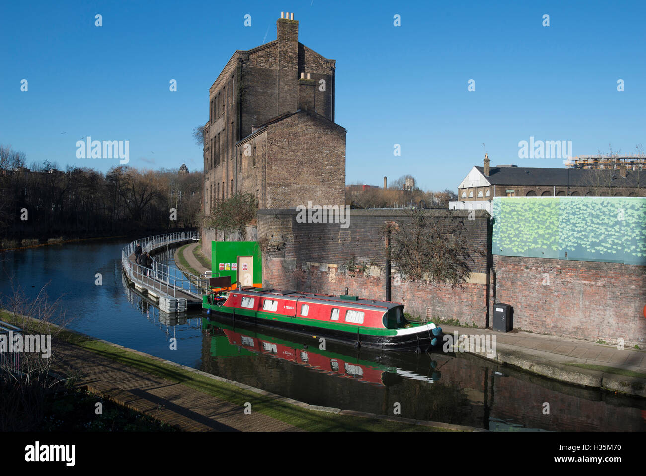 Blick auf den Kanal in der Nähe von Central St Martins an den neuen König Cross Entwicklung, London, NW1, England. Stockfoto