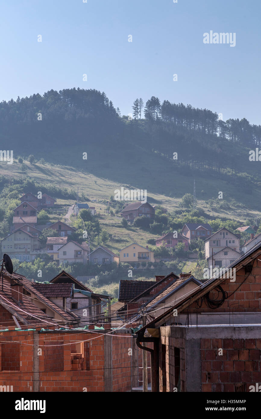 Kabel und Leitungen verbinden Häuser um Raubkopien Kabel, Internet und Strom in einem Bergdorf auf dem Balkan zu bieten. Stockfoto