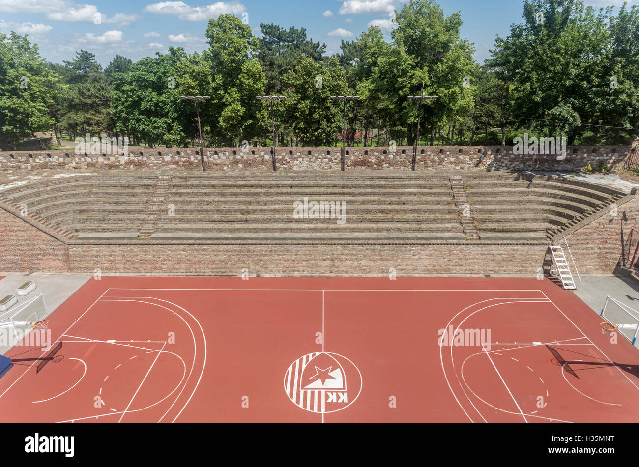 Basketballplatz, die Überreste eines mittelalterlichen Amphitheaters in Belgrad Kalemegdan Park integriert. Stockfoto