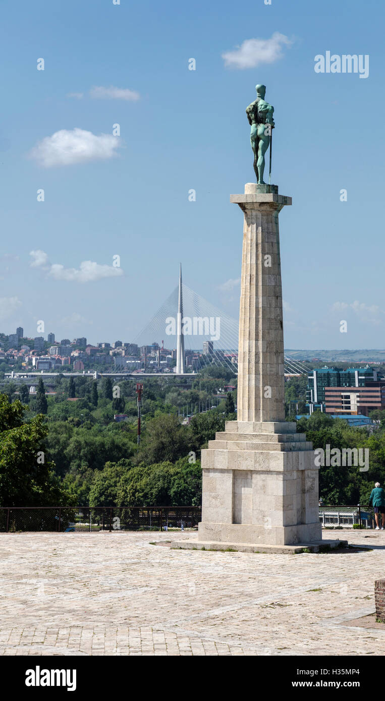 Belgrads Victory Monument, geformt von Ivan Mestrovic 1928 mit der Ada-Brücke hinter. Stockfoto