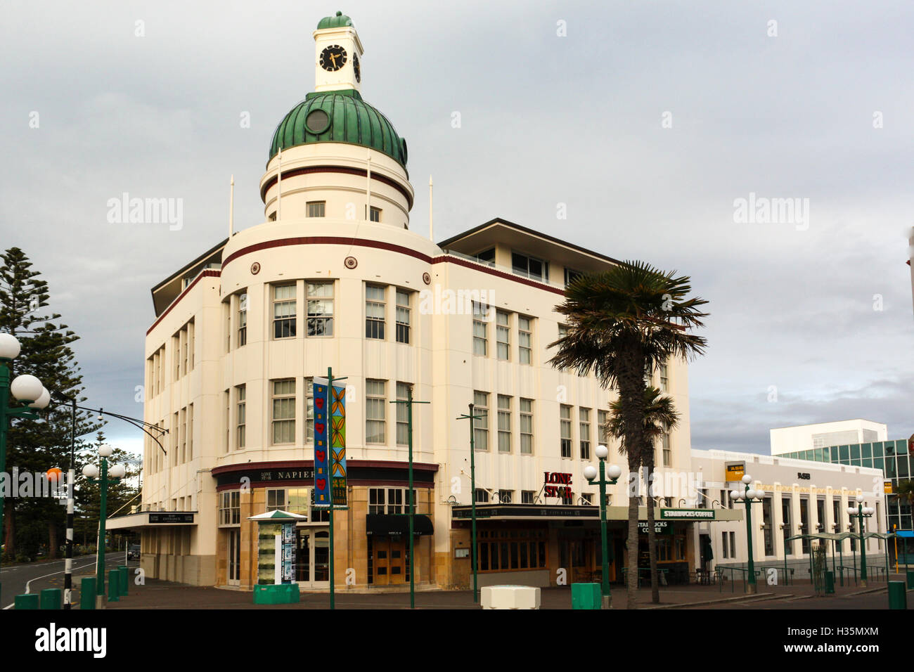 Art-Deco-Architektur in Napier, Neuseeland. Außenansicht des Governors Inn. Stockfoto