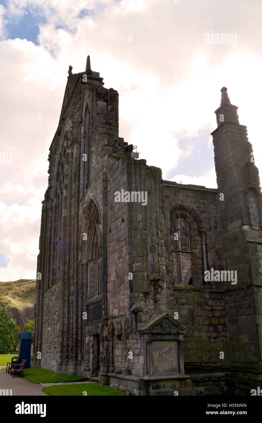Hoch aufragenden Ruinen der Holyrood Abbey in Edinburgh, Schottland. Stockfoto