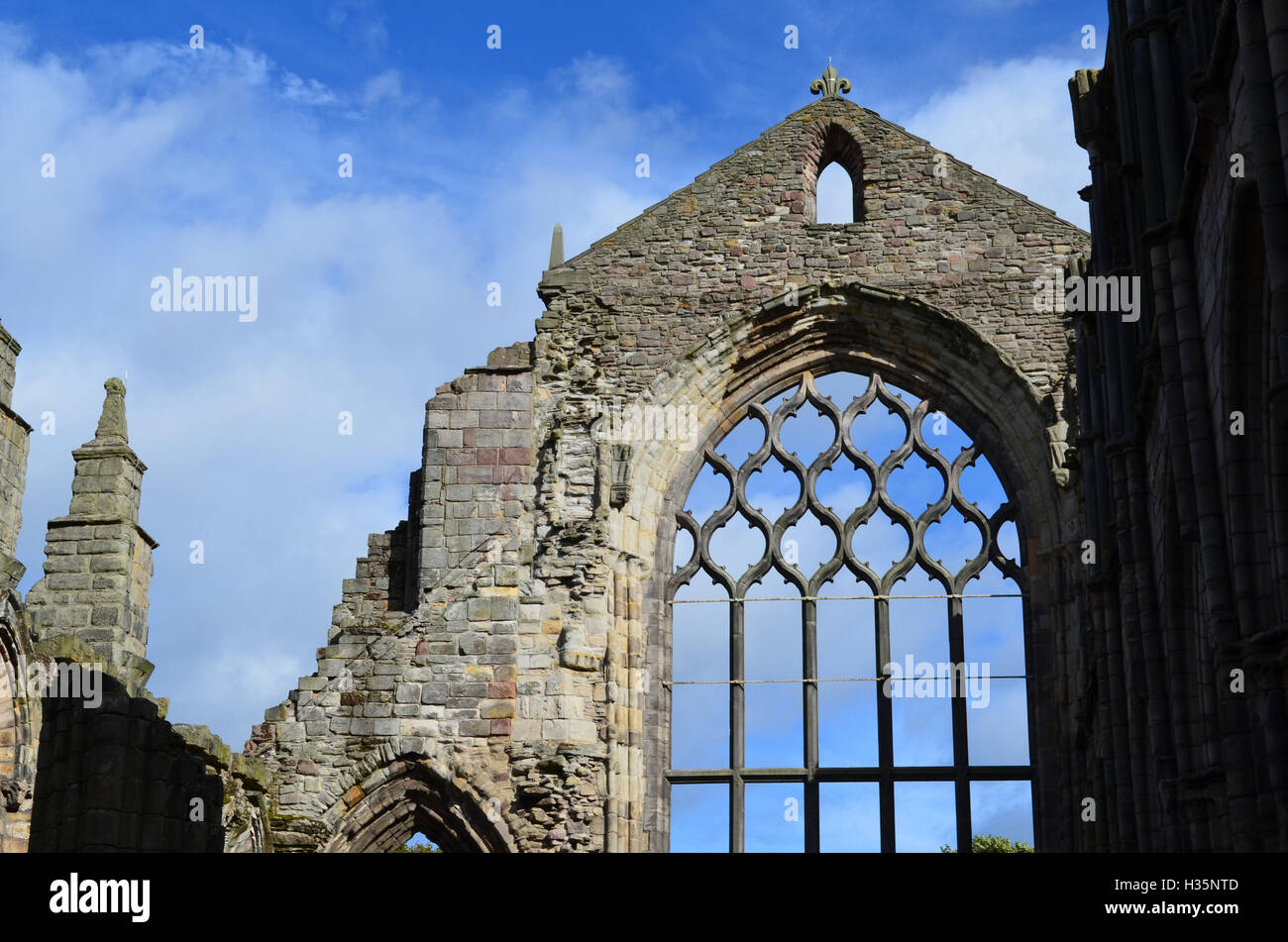Hoch aufragende Stein Spitze Ruinen von Holyrood Abbey. Stockfoto