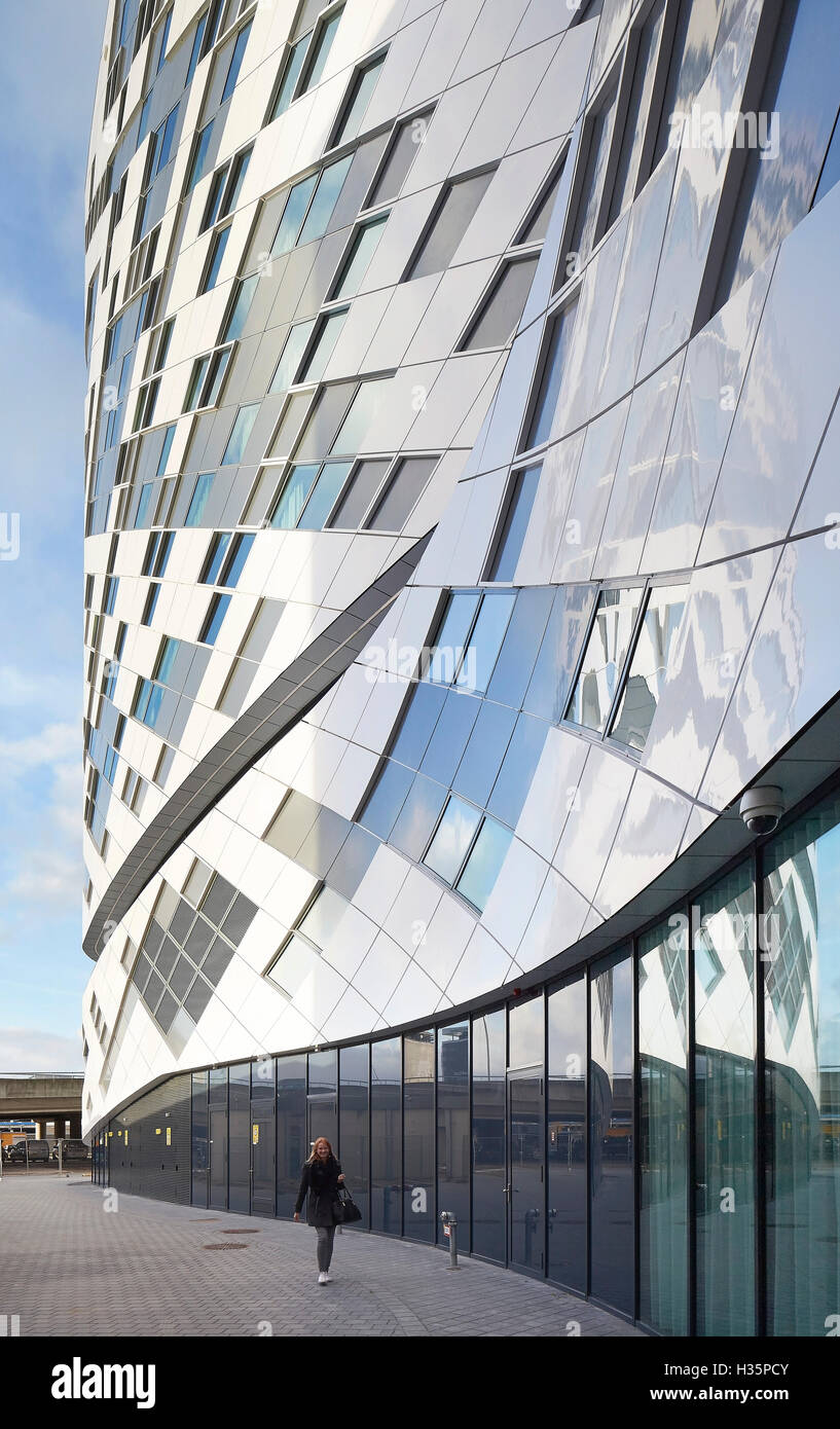 Blick entlang Diagonal gemusterte Außenfassade. Hilton Amsterdam Airport Schiphol, Amsterdam, Niederlande. Architekt: Mecanoo Architects, 2015. Stockfoto