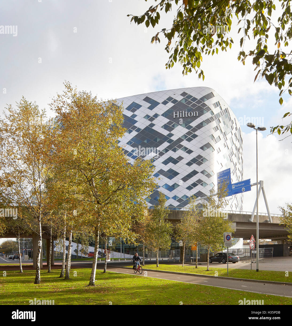 Aufbau Höhe im Morgenlicht. Hilton Amsterdam Airport Schiphol, Amsterdam, Niederlande. Architekt: Mecanoo Architects, 2015. Stockfoto
