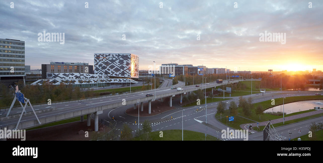 Kontextuelle Blick in der Abenddämmerung. Hilton Amsterdam Airport Schiphol, Amsterdam, Niederlande. Architekt: Mecanoo Architects, 2015. Stockfoto