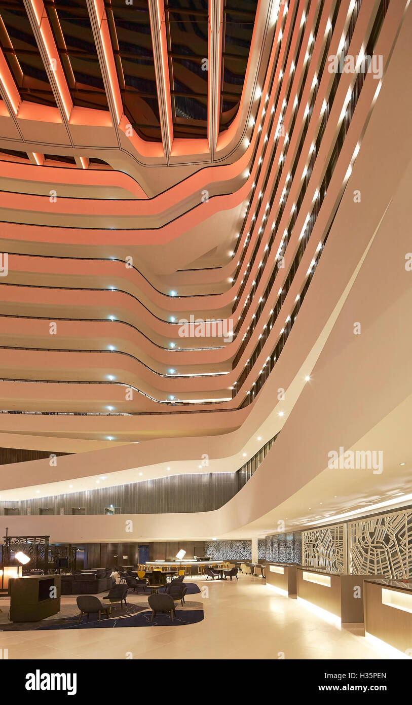 Foyer und Rezeption in voller Höhe Atrium. Hilton Amsterdam Airport Schiphol, Amsterdam, Niederlande. Architekt: Mecanoo Architects, 2015. Stockfoto