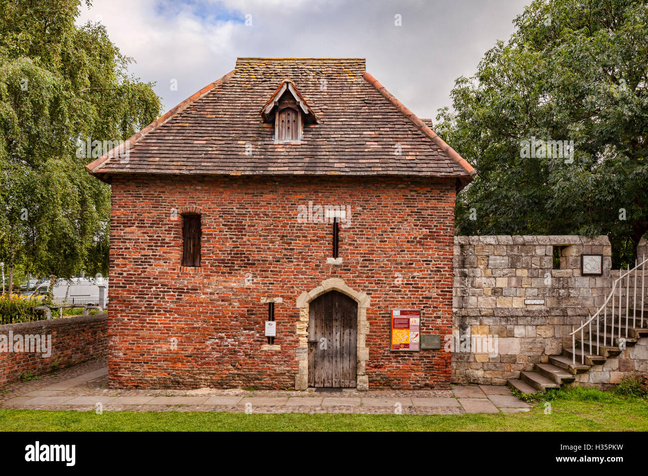 Der rote Turm, Teil der alten Stadtmauer von York, North Yorkshire, England, UK. Stockfoto