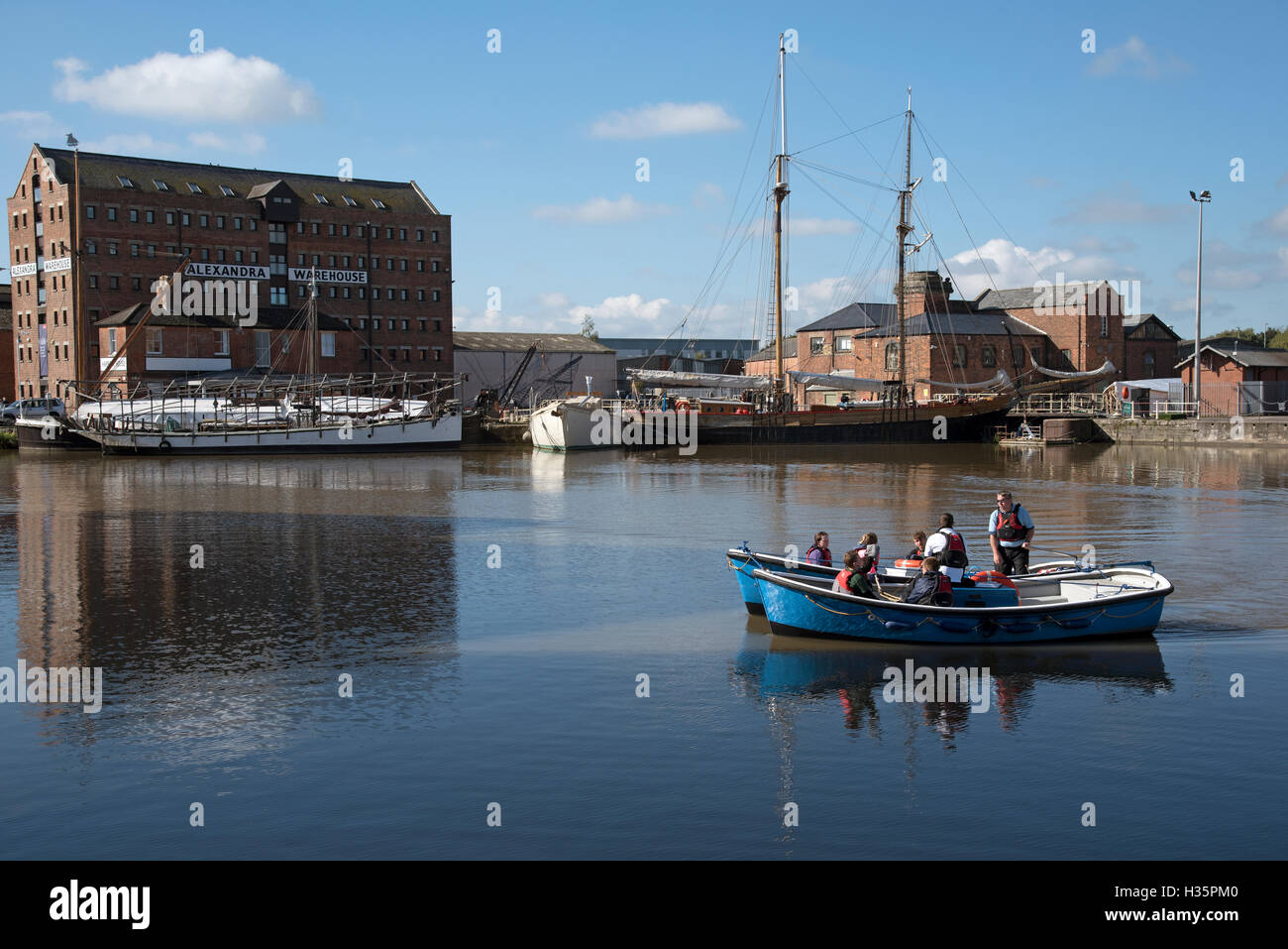 Gloucester Docks Gloucestershire England UK Meer Kadetten immer Anweisung für den Umgang mit einem Boot auf dem Hauptbecken Stockfoto