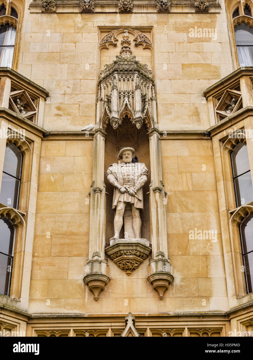 Statue von Henry VIII an der Fassade des Kings College, Cambridge, England, UK Stockfoto