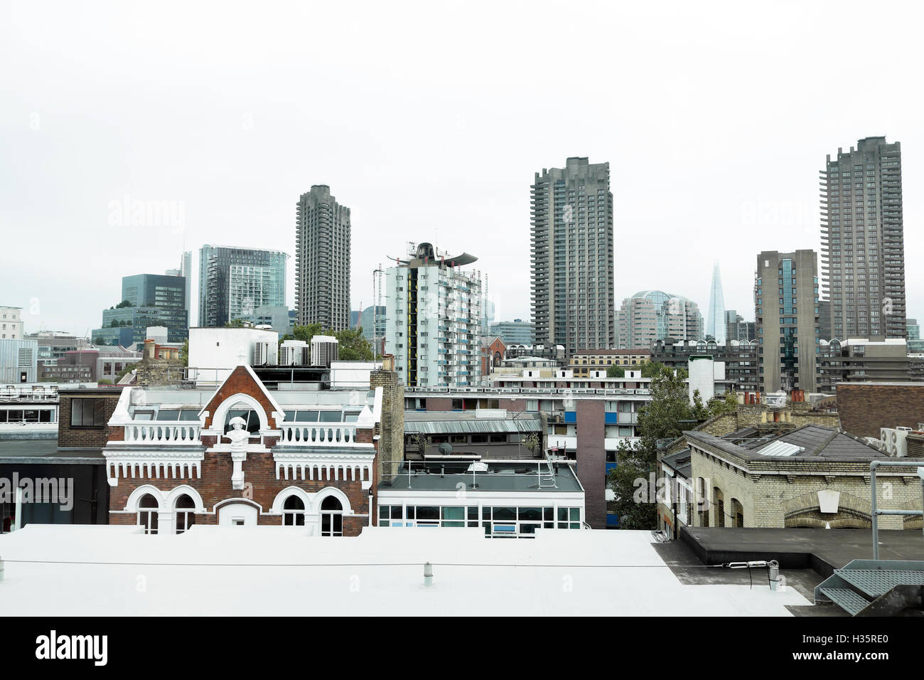 Blick von der Dachterrasse des Barbican Türme & historische Gebäude vom Dach Büro der Old Street in East London UK 2016 KATHY DEWITT Stockfoto