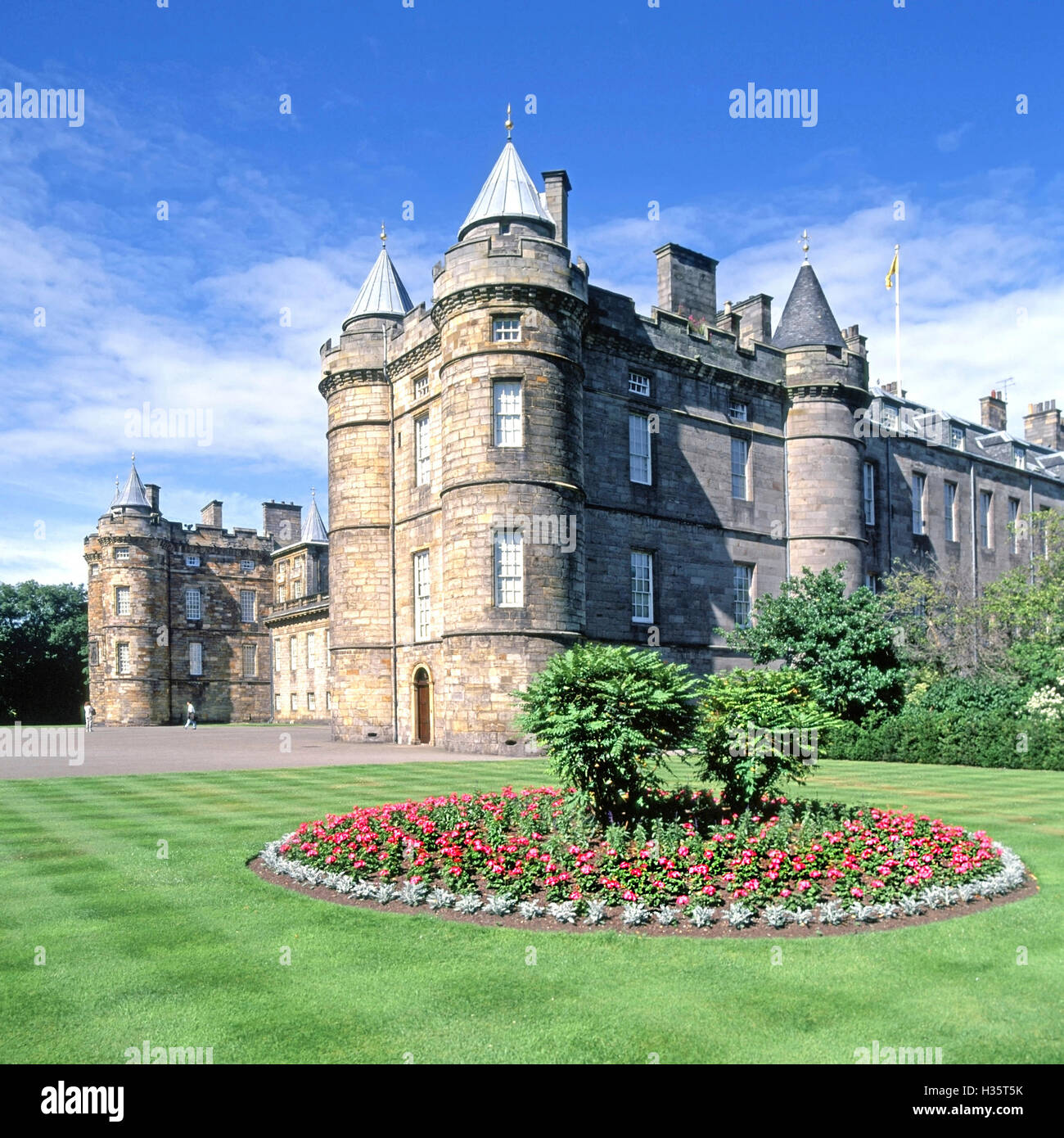 Blumen und Rasen Streifen an der Vorderseite des schottischen Holyrood Palace in Edinburgh UK offizielle Residenz des britischen Monarchen in Schottland Stockfoto