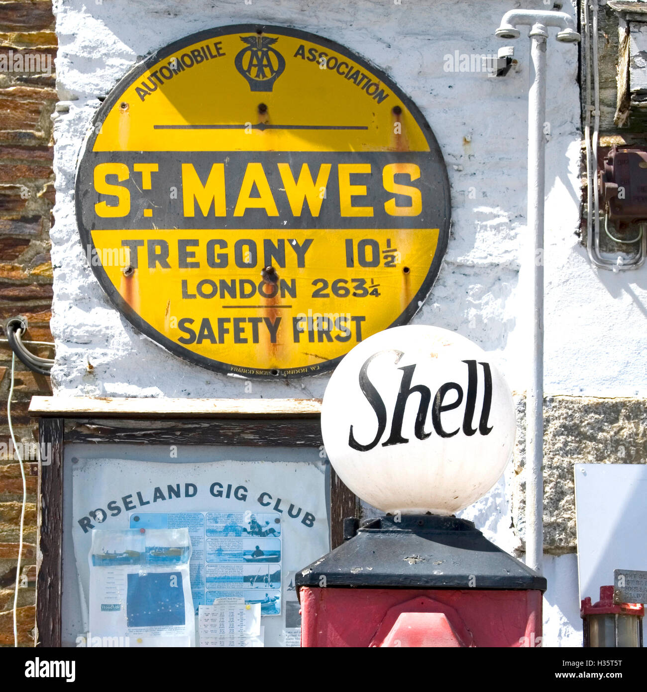 Historische Tankstelle Garage mit AA-Schild und Shell-Logo auf der Zapfsäule und Hinweisschild für den Gig Club St Mawes England Cornwall UK Stockfoto