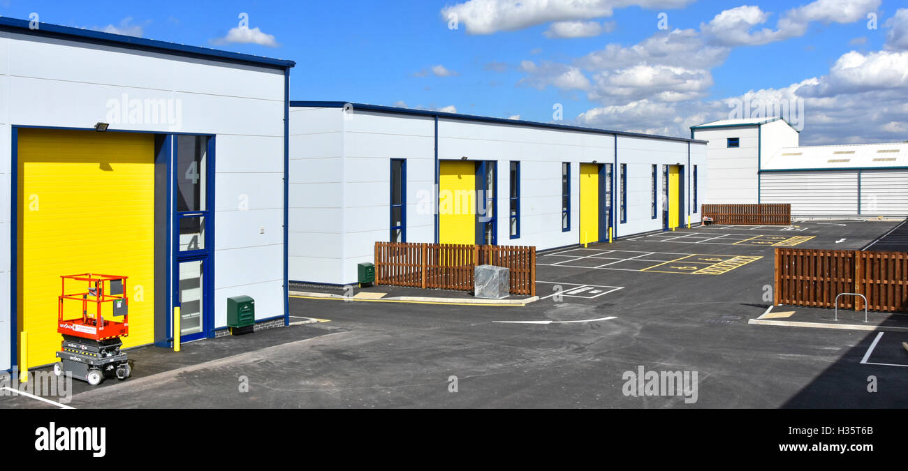 Gewerbegebiet Business Park Eigentum Entwicklung KMU kommerzielle Lager Neubauten & Parkplatz kurz vor dem Abschluss Brentwood Essex England UK Stockfoto
