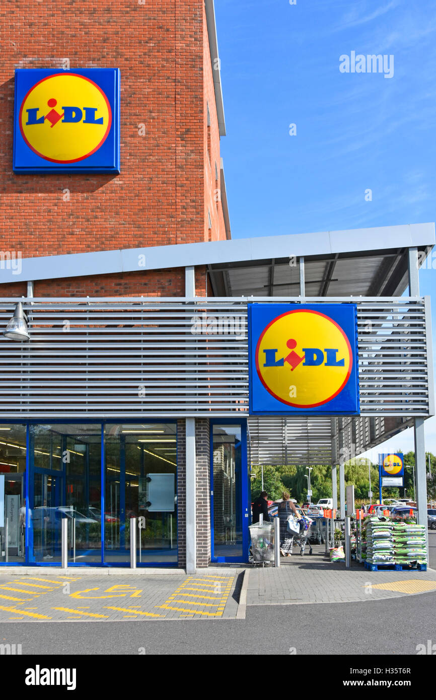 Äußere Lidl britische Supermarktkette speichern Ecke bauseits mit drei Logo-Panels Stadt Tamworth in Staffordshire England Stockfoto