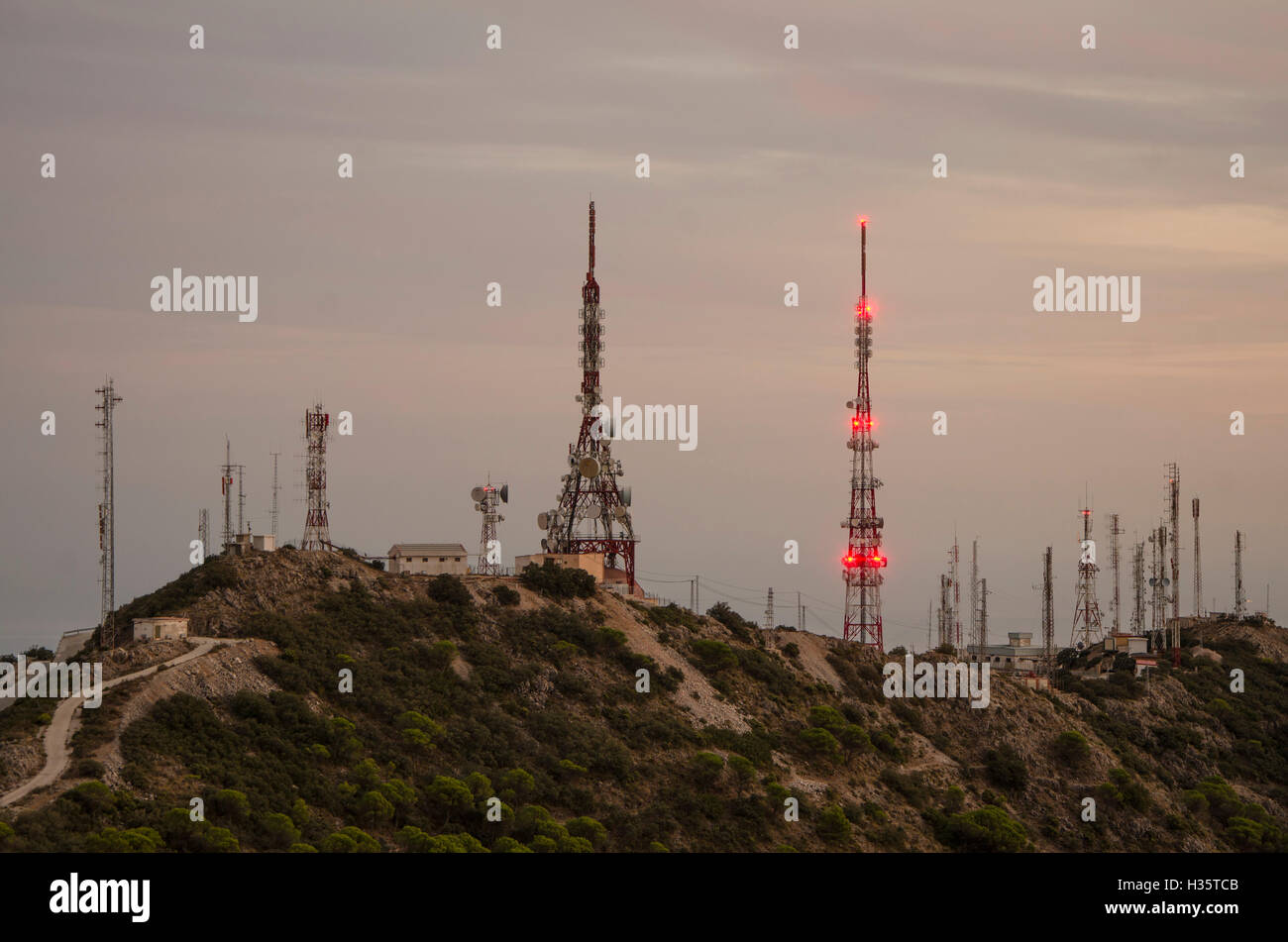 Kommunikation-Masten, Antennen, Antennen oben Mijas Costa Del Sol, Provinz Malaga, Spanien. Stockfoto