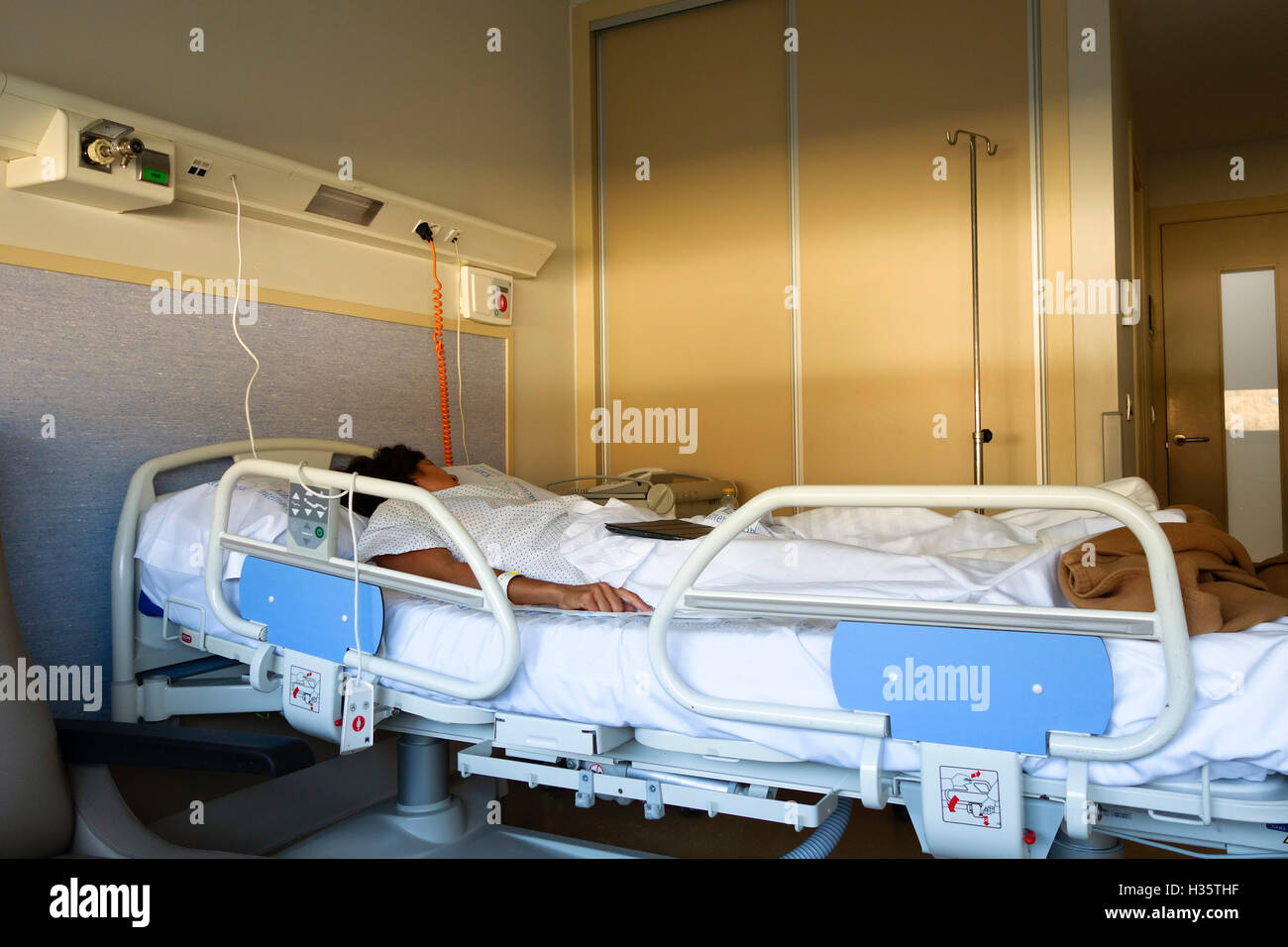Im Krankenhausbett Liegen Stockfotos Und Bilder Kaufen Alamy