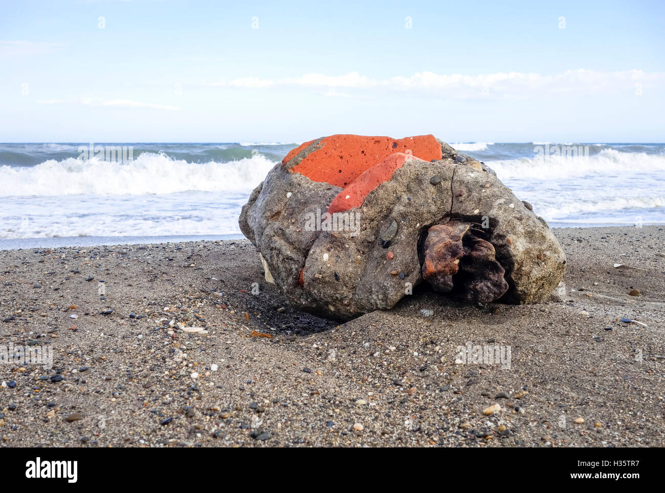 Baustoff Zement am Sandstrand, Umweltverschmutzung, Mittelmeer, Spanien Stockfoto