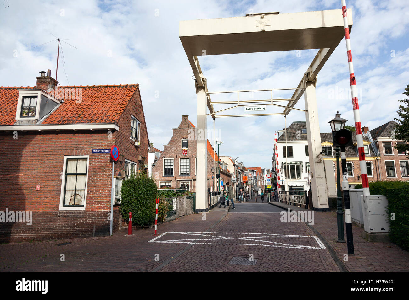 alte hölzerne Zugbrücke und alten Häusern im Zentrum von Maarssen Stockfoto