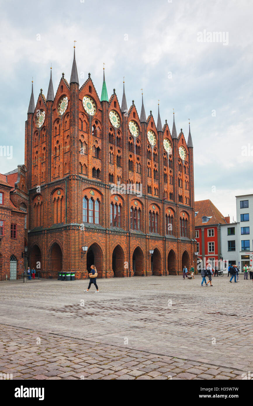 Historischen Backstein gotische Rathaus Stralsund, Mecklenburg-Western Pomerania, Deutschland Stockfoto