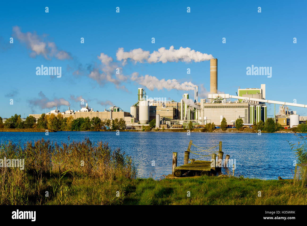 Mörrum, Schweden - 4. Oktober 2016: Industrielle Dokumentarfilm der dann Zelle Zellstoff- und Papierfabrik wie gesehen im Herbst über eine Bucht i Stockfoto