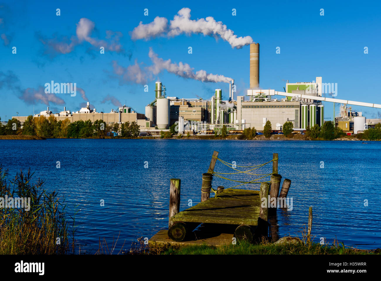 Mörrum, Schweden - 4. Oktober 2016: Industrielle Dokumentarfilm der dann Zelle Zellstoff- und Papierfabrik wie gesehen im Herbst über eine Bucht i Stockfoto