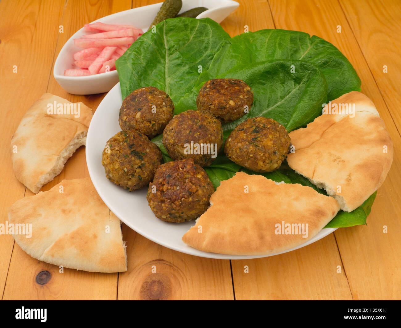 Falafel mit Romano-Salat und pikle Stockfoto