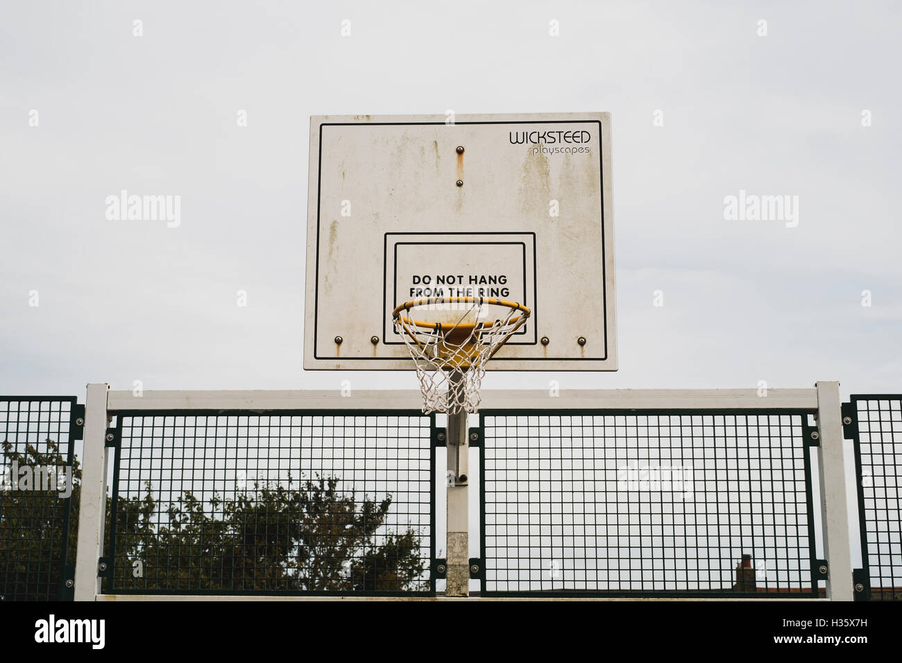 'Nicht hängen von Nachricht Ring' auf einen Basketballkorb Rückwand in Bowling Green Park, aka Der Bowly, Falmouth, Cornwall Stockfoto