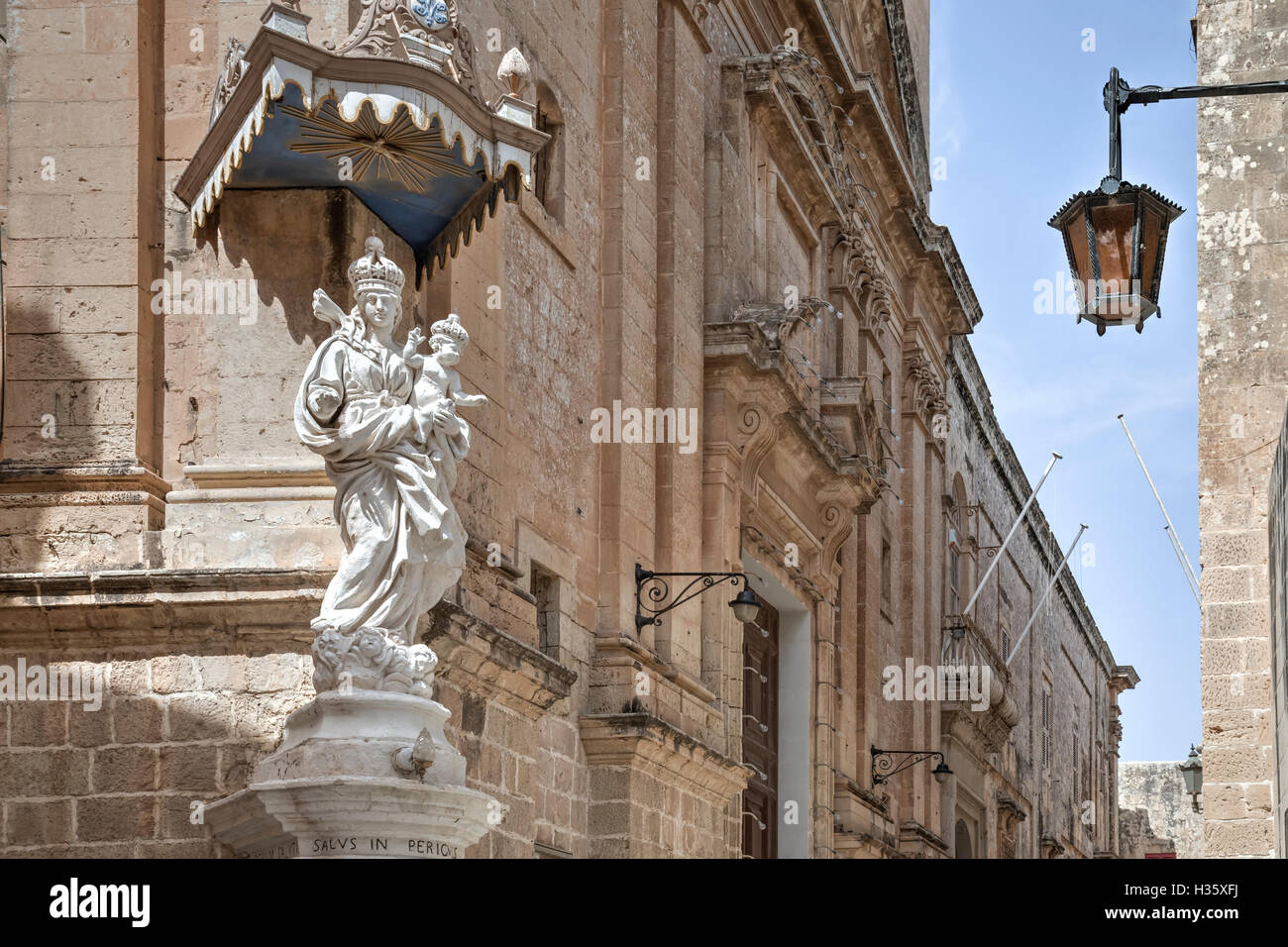 Statue auf einem Haus in einer Gasse in Mdina, Malta Stockfoto