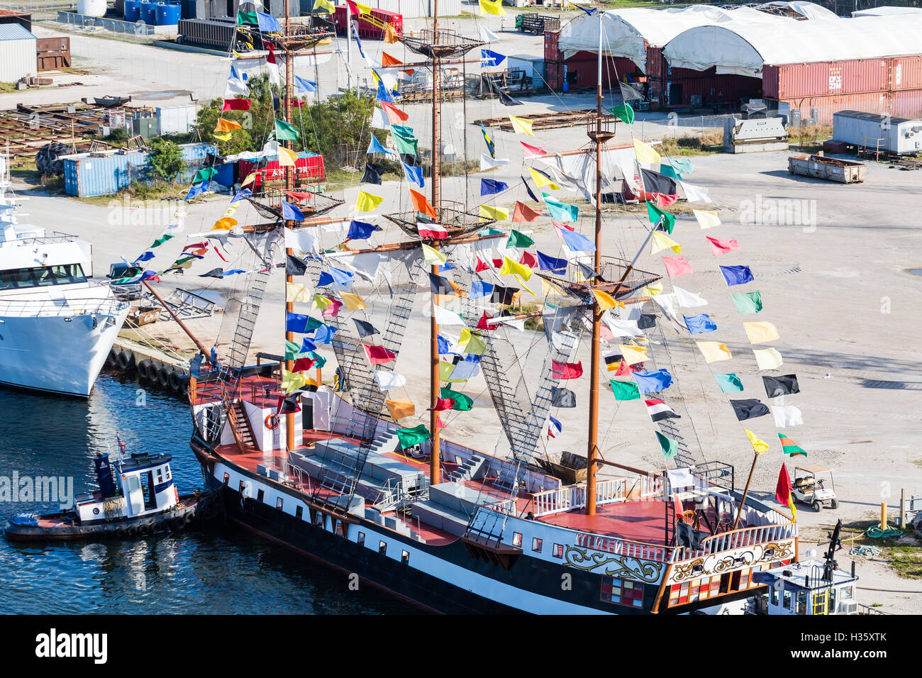 Schlepper Andocken einer drei Masten Partyboot mit bunten Wimpeln Stockfoto