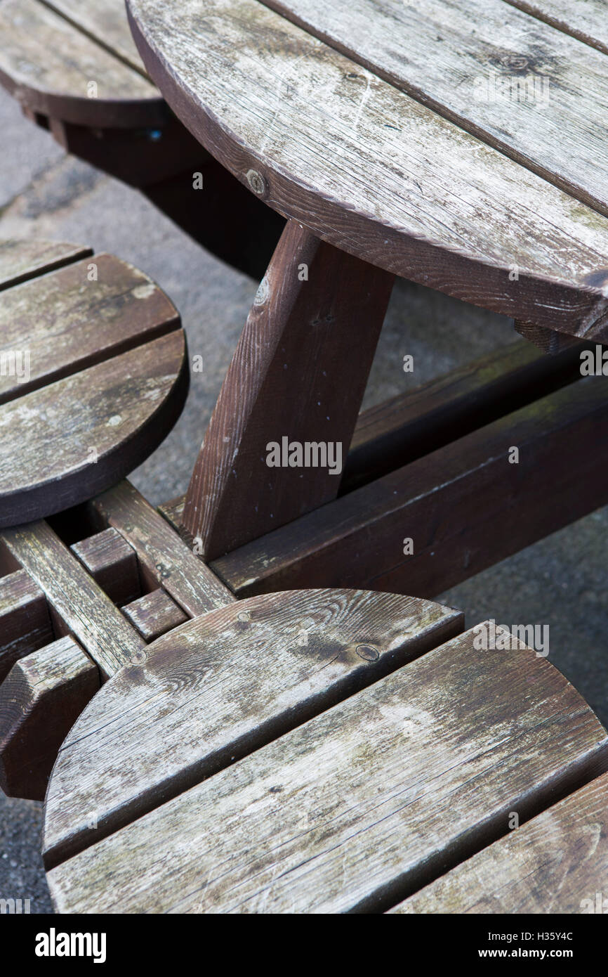 Holzbank Garten Möbeln sitzen draußen im Frühjahr Stockfoto
