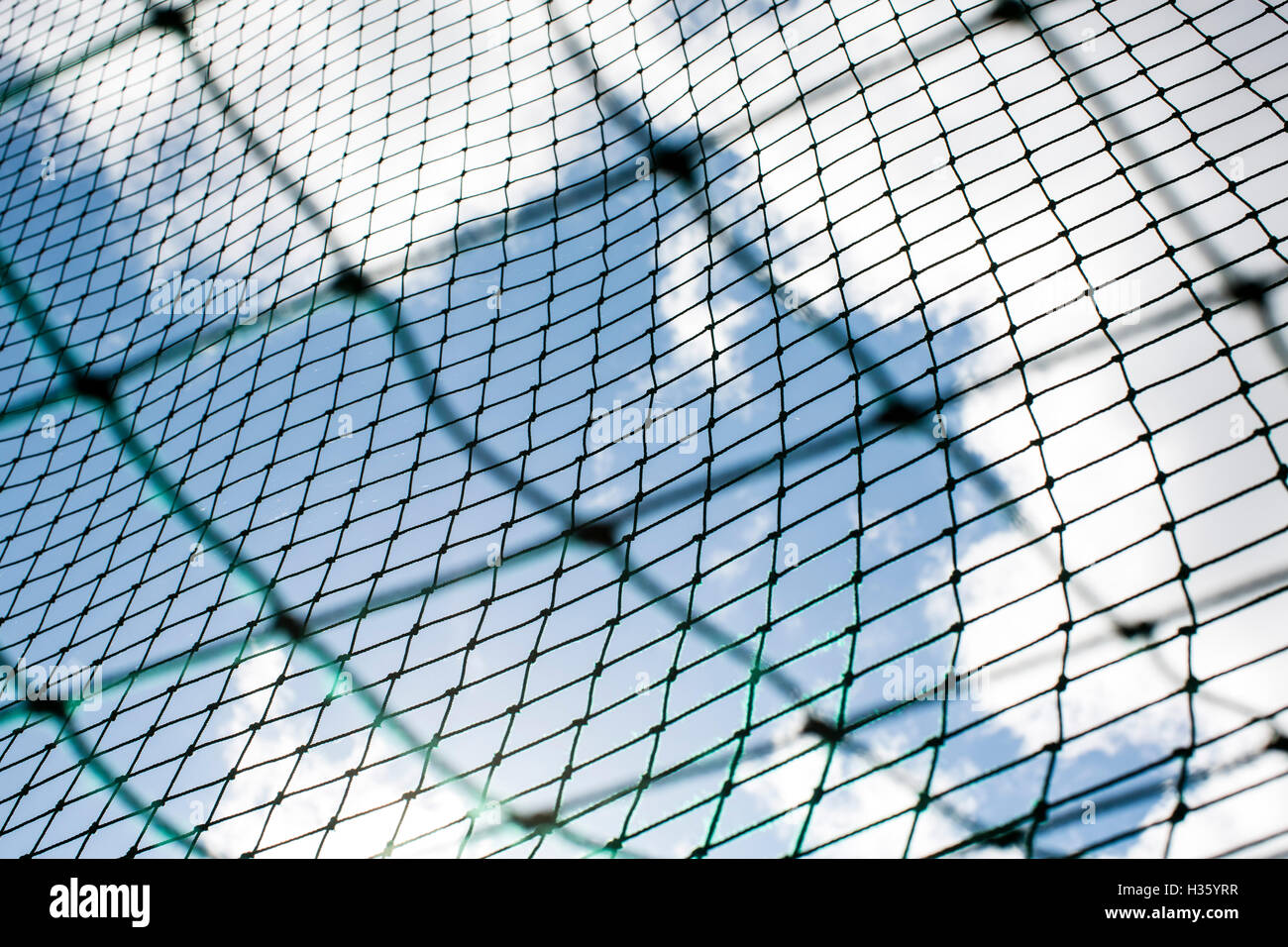 Nahaufnahme eines Fußballs net mit blauen Wolkenhimmel. Stockfoto