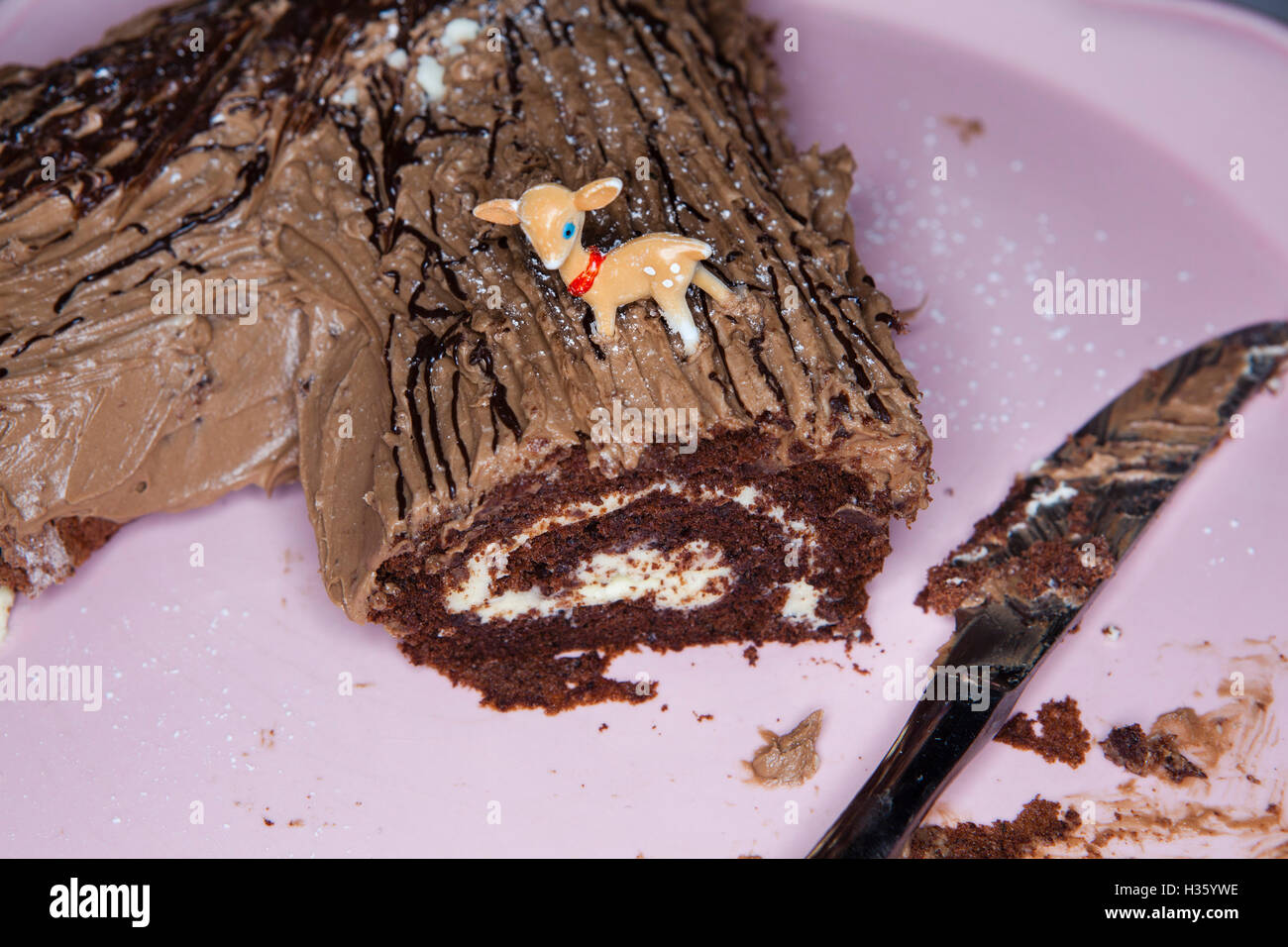 Besondere Weihnachtstisch mit Speisen, Teller mit Chcolote Log Kuchen. Stockfoto