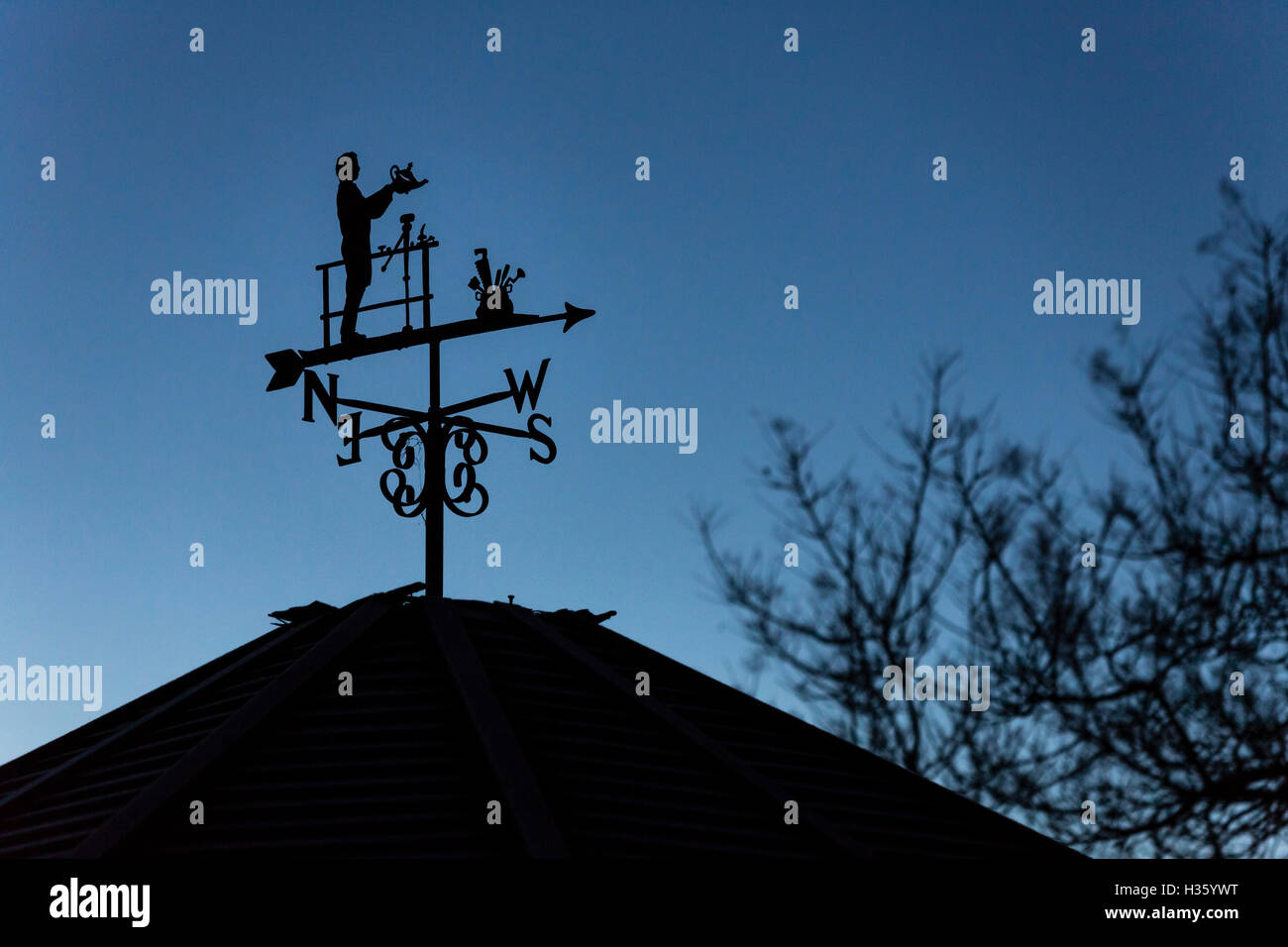 Metal Wetter Vene auf Schuppen Dach oben weisendem Licht des frühen Morgens. Stockfoto