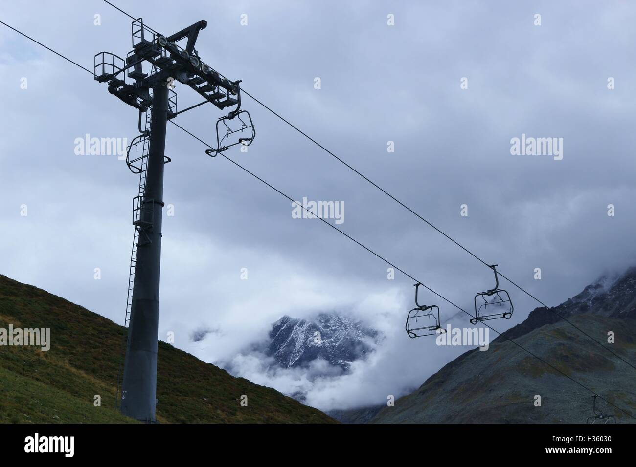 Skilift in den Tiroler Alpen, Österreich, Europa, im September. Es ist noch nicht in Dienst. Blick auf die Berge und Pitztaler Gletscher. Stockfoto