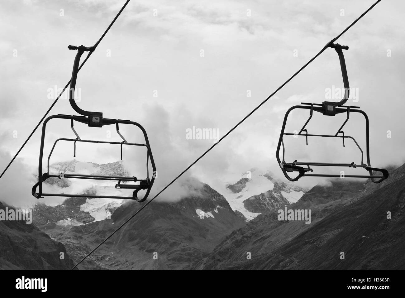 Skilift in den Tiroler Alpen, Österreich, Europa, im September. Es ist noch nicht in Dienst. Blick auf die Berge und Pitztaler Gletscher. Stockfoto