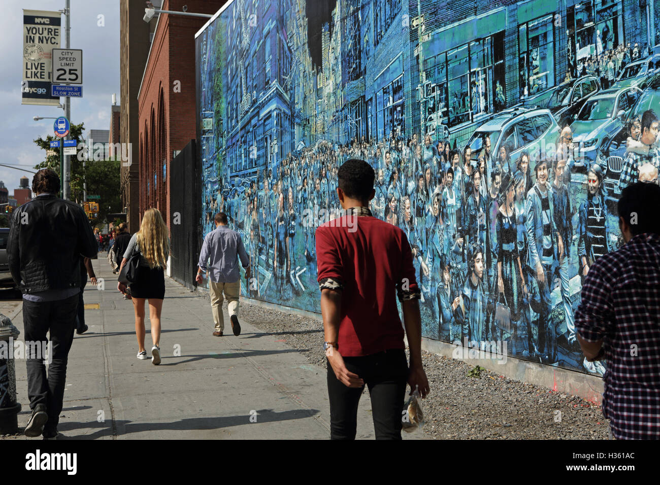 NYC Fußgänger gehen vorbei an einem großen Wandgemälde von Logan Hicks an der Bowery Wandbild Wand, Houston Street Stockfoto