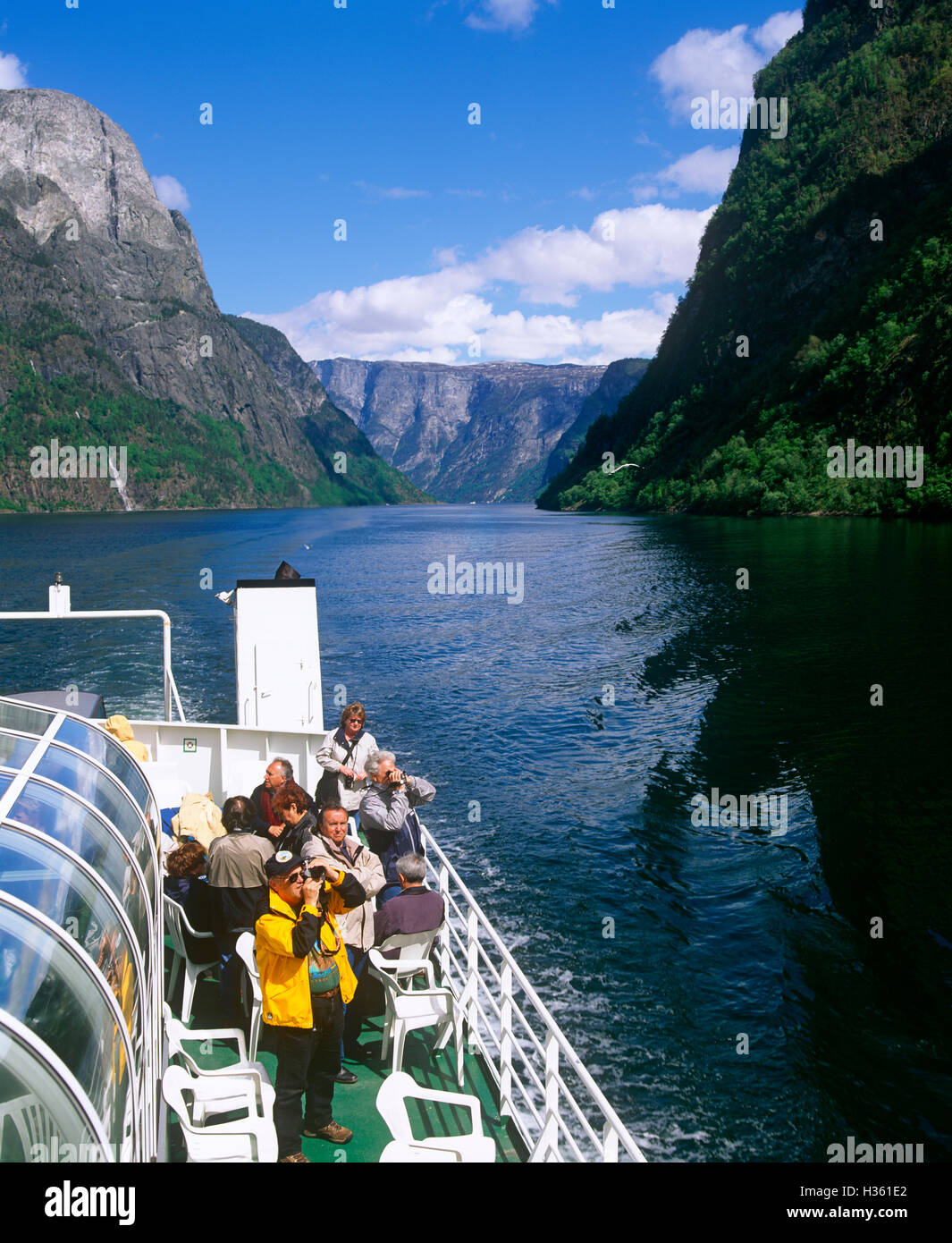 Touristen, die Kreuzfahrt am Sogneford, Norwegen Stockfoto