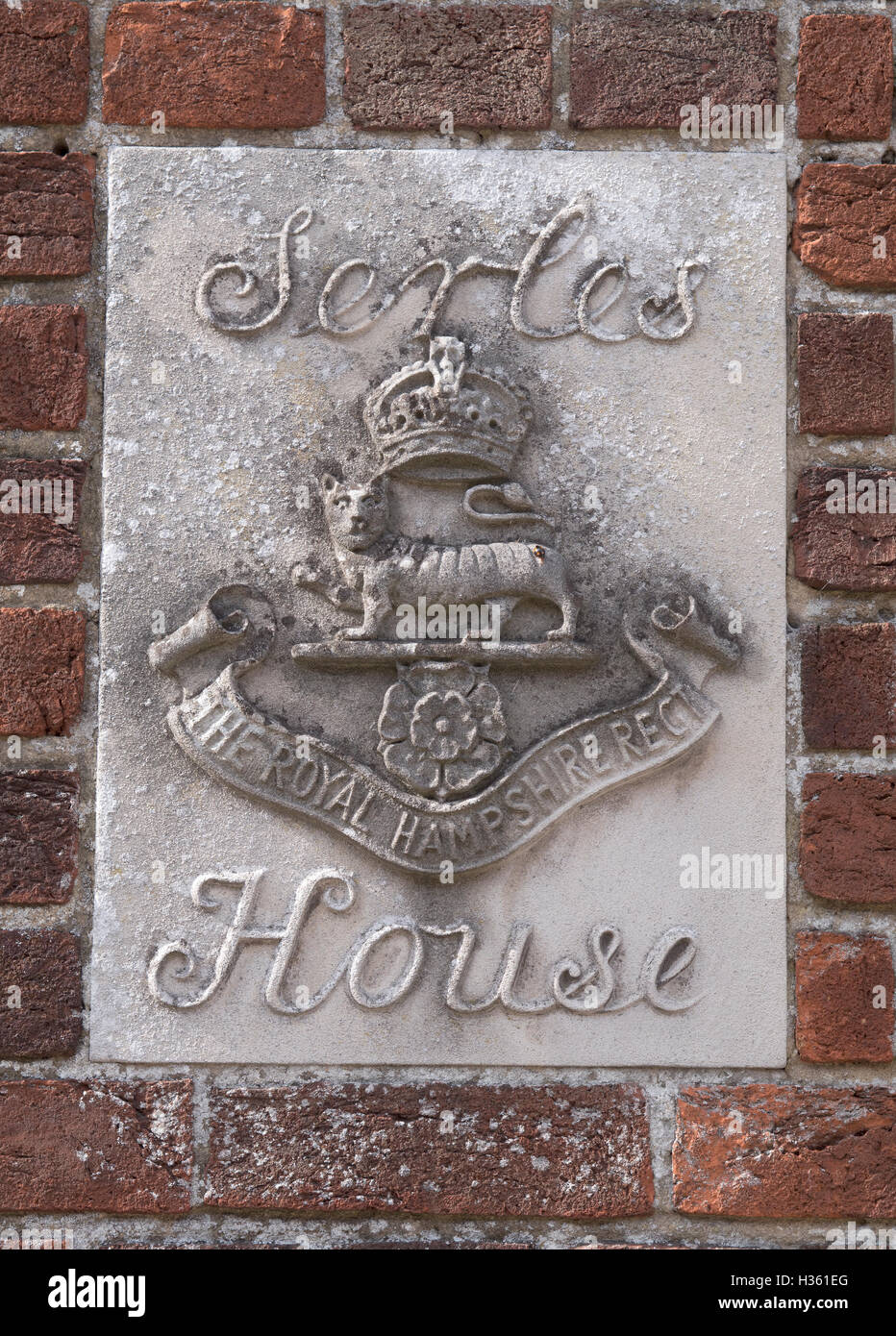 Gedenktafel an der Wand außerhalb Serles House, Winchester - The Royal Hampshire Museum, Winchester, Hampshire, England, UK Stockfoto