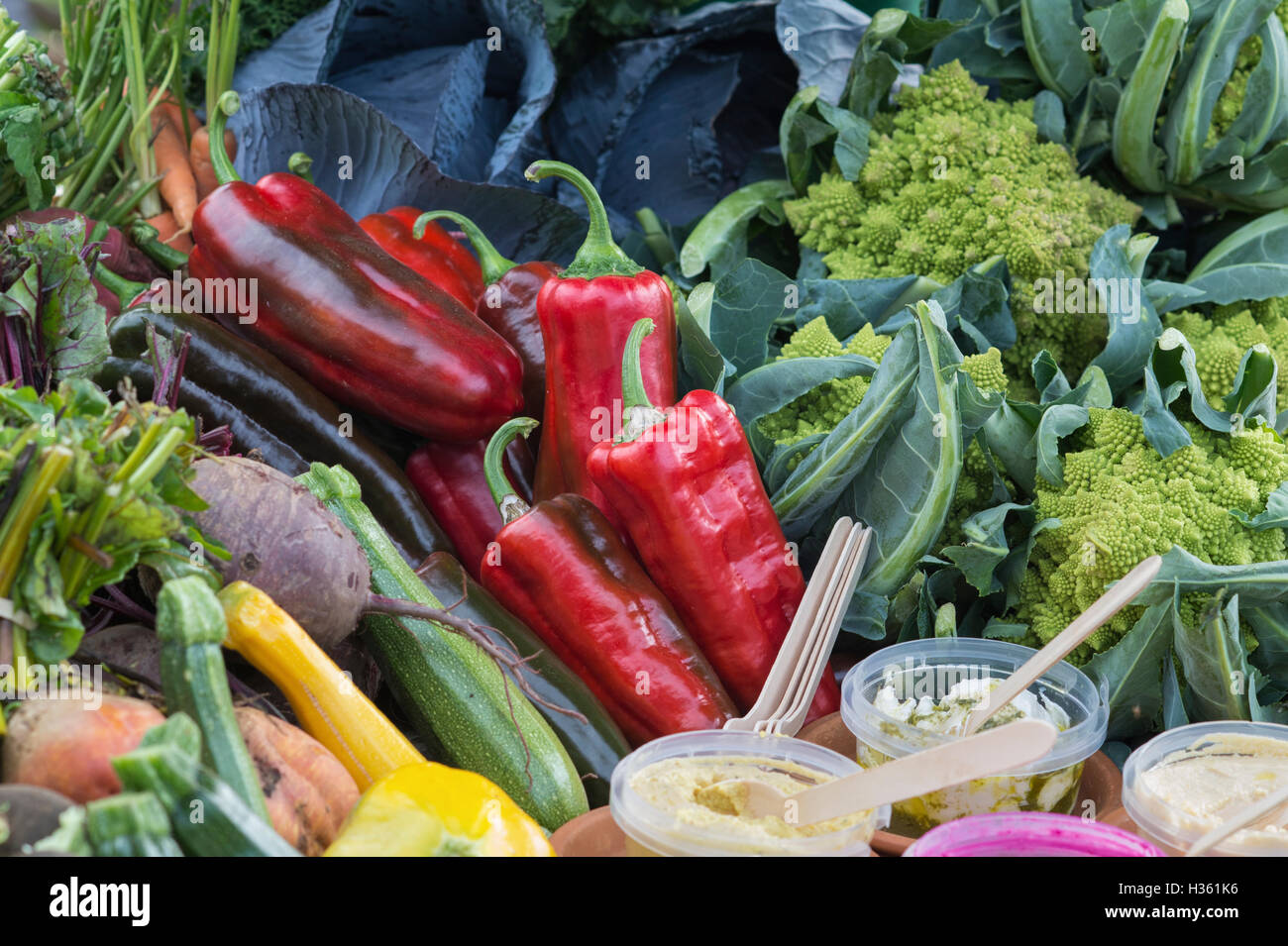 Frisches Bio-Gemüse und Dips bei Dalyseford Herbst zeigen. Cotswolds, England Stockfoto