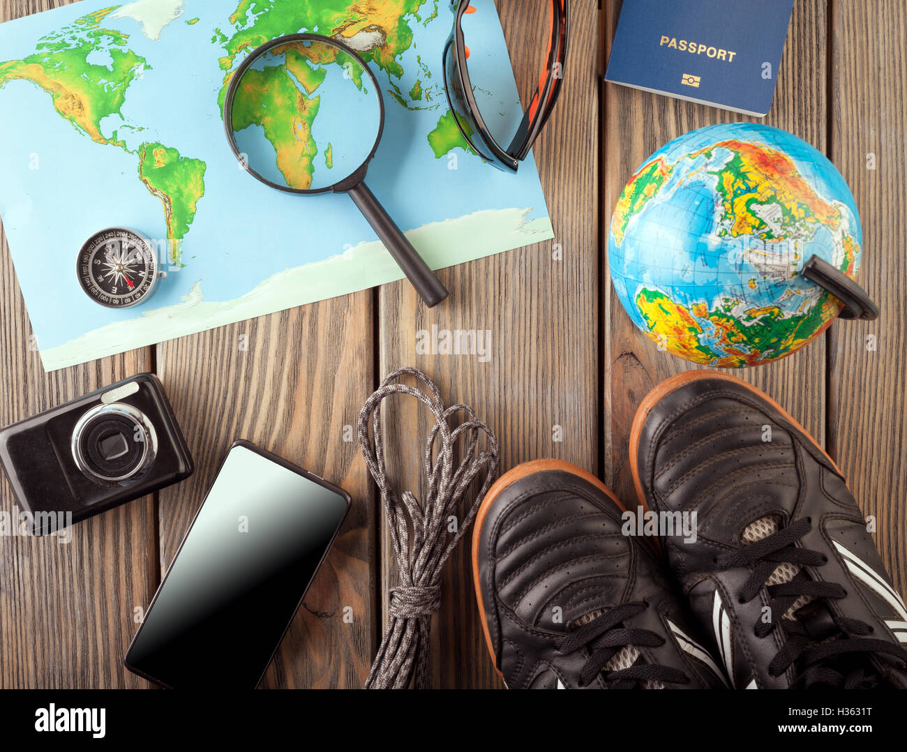 Draufsicht von Traveler Zubehör, wesentliche Urlaub Elemente, Travel Konzept Hintergrund. Stockfoto