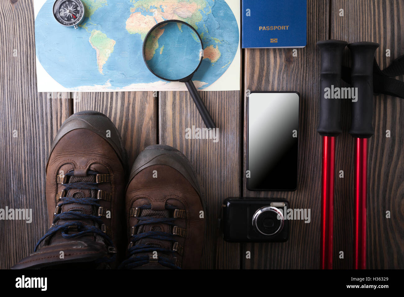 Draufsicht von Traveler Zubehör, wesentliche Urlaub Elemente, Travel Konzept Hintergrund. Stockfoto